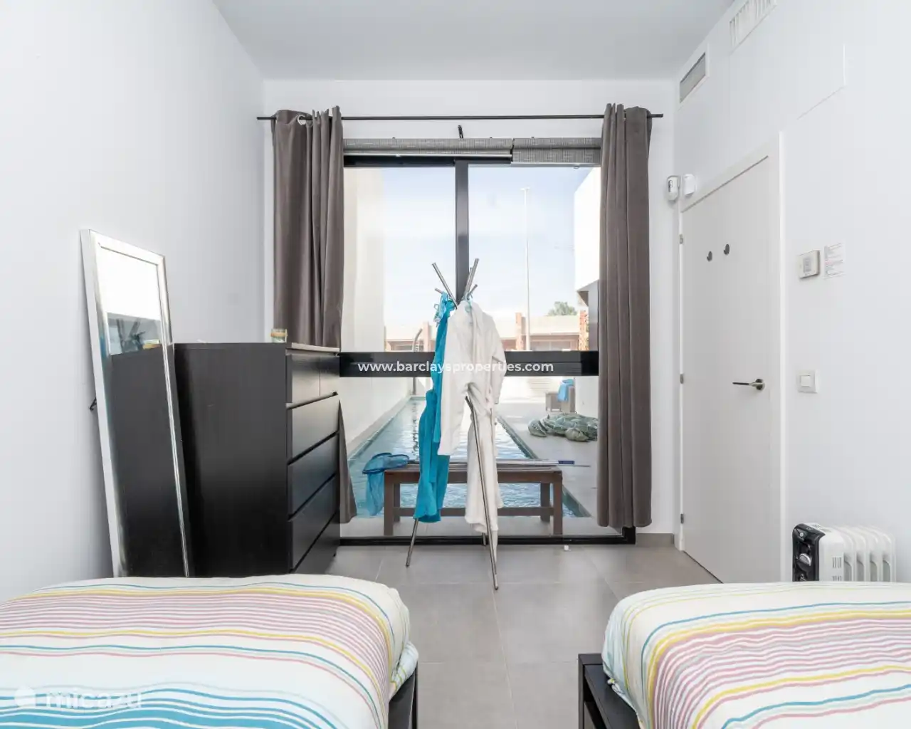 Slaapkamer 2 gelijkvloers met zicht op zwembad