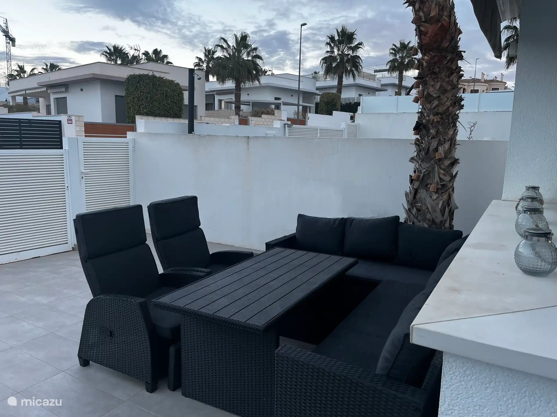 Nieuwe buitenmeubelen met voldoende ruimte (met luifel voor zonnewering)