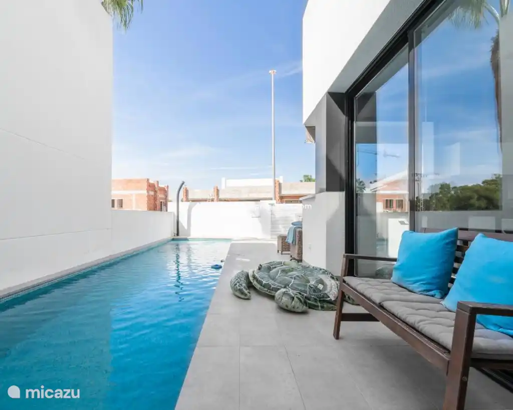 Zwembad van 11 meter met buitendouche