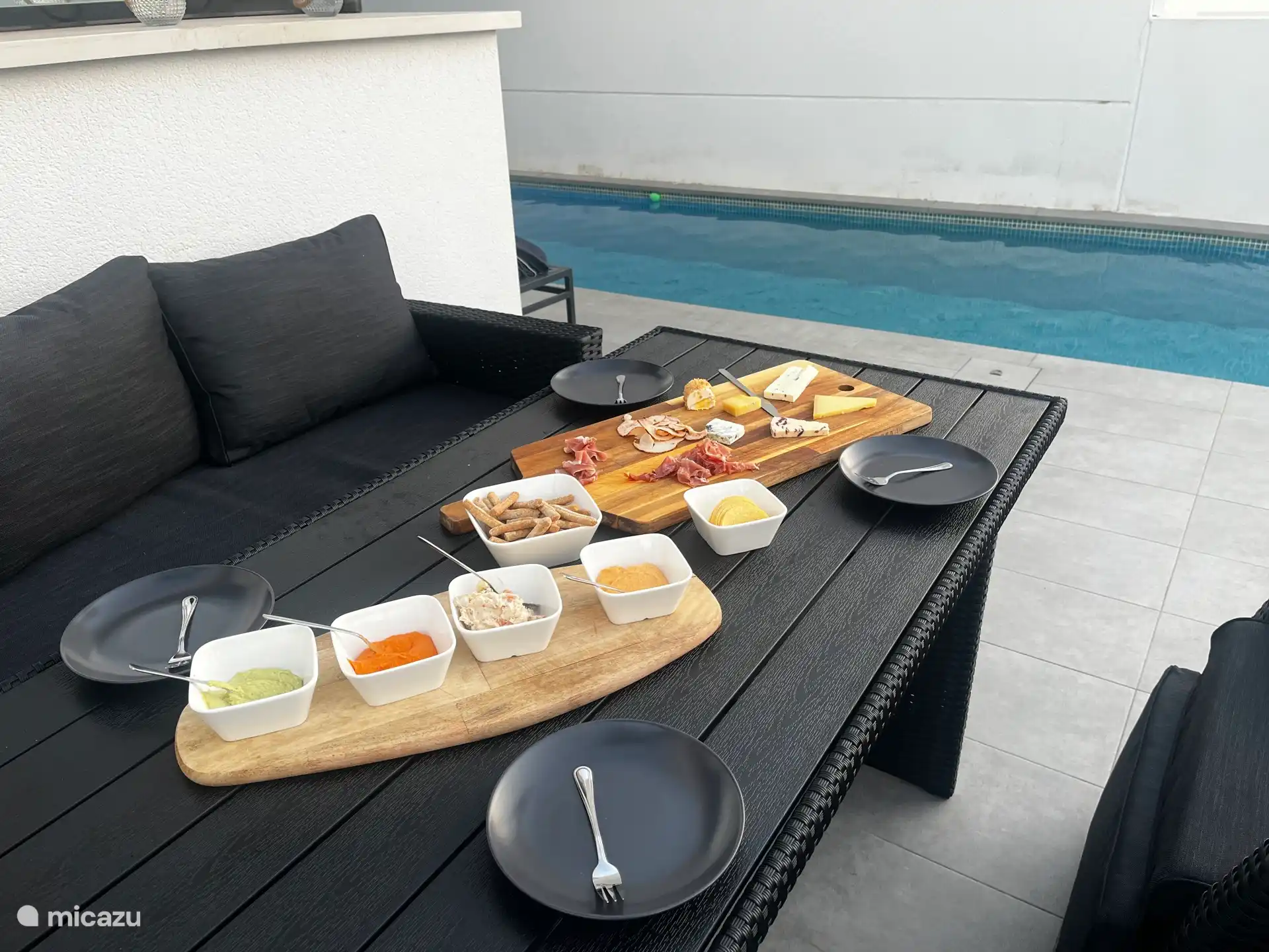 Ontbijten buiten kan aan het zwembad