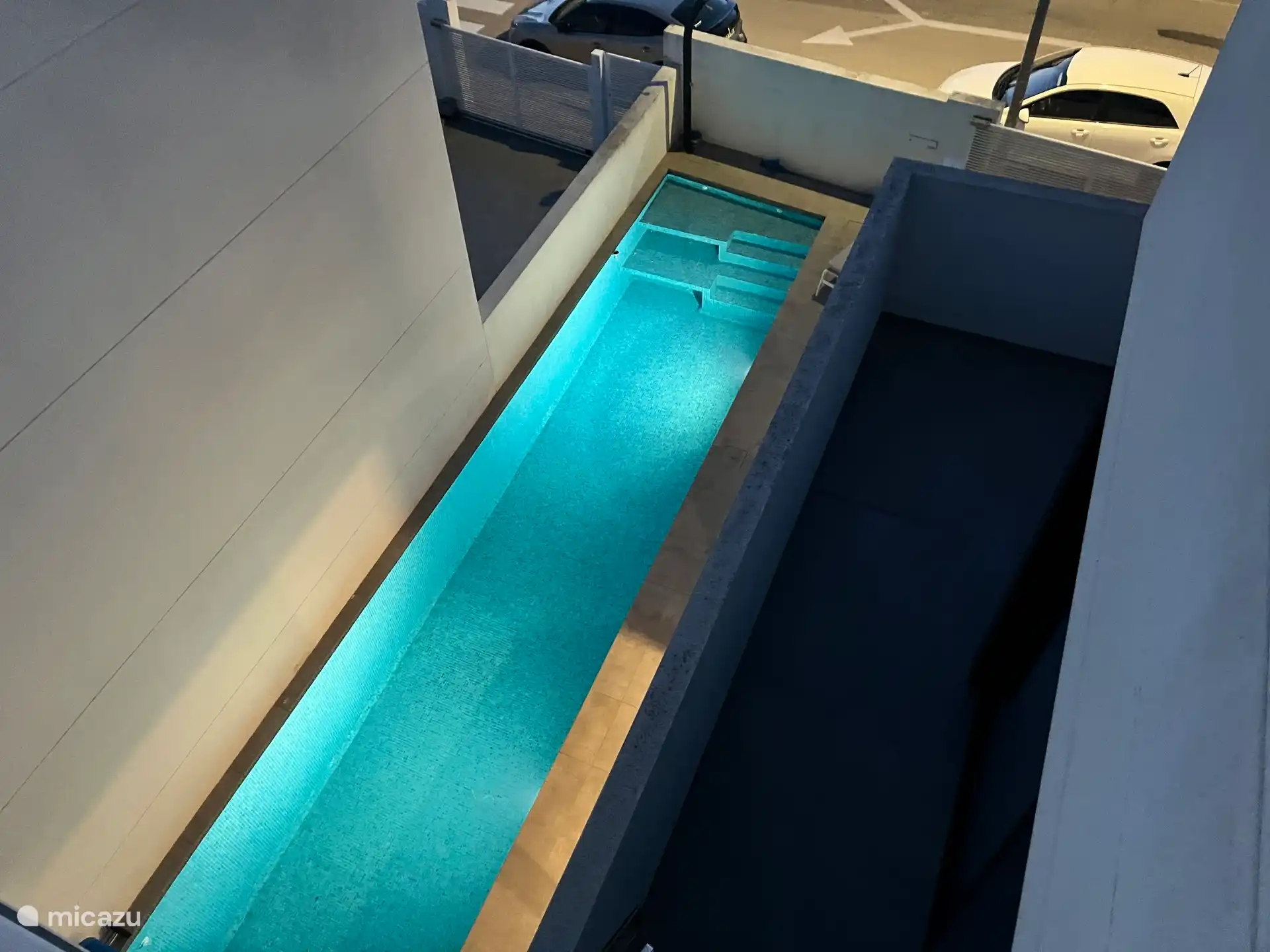 Heerlijke avonden aan het 11 meter lange zwembad. 