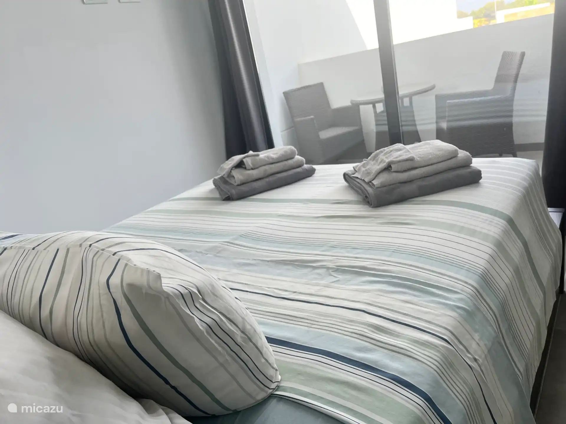 Slaapkamer 1 met dubbel bed en eigen terras