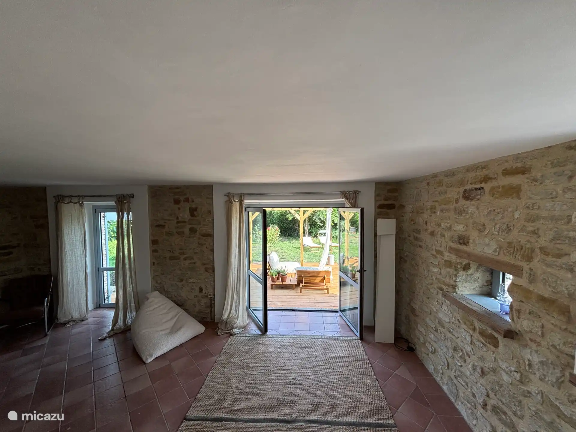 De cantina met opslaande deuren