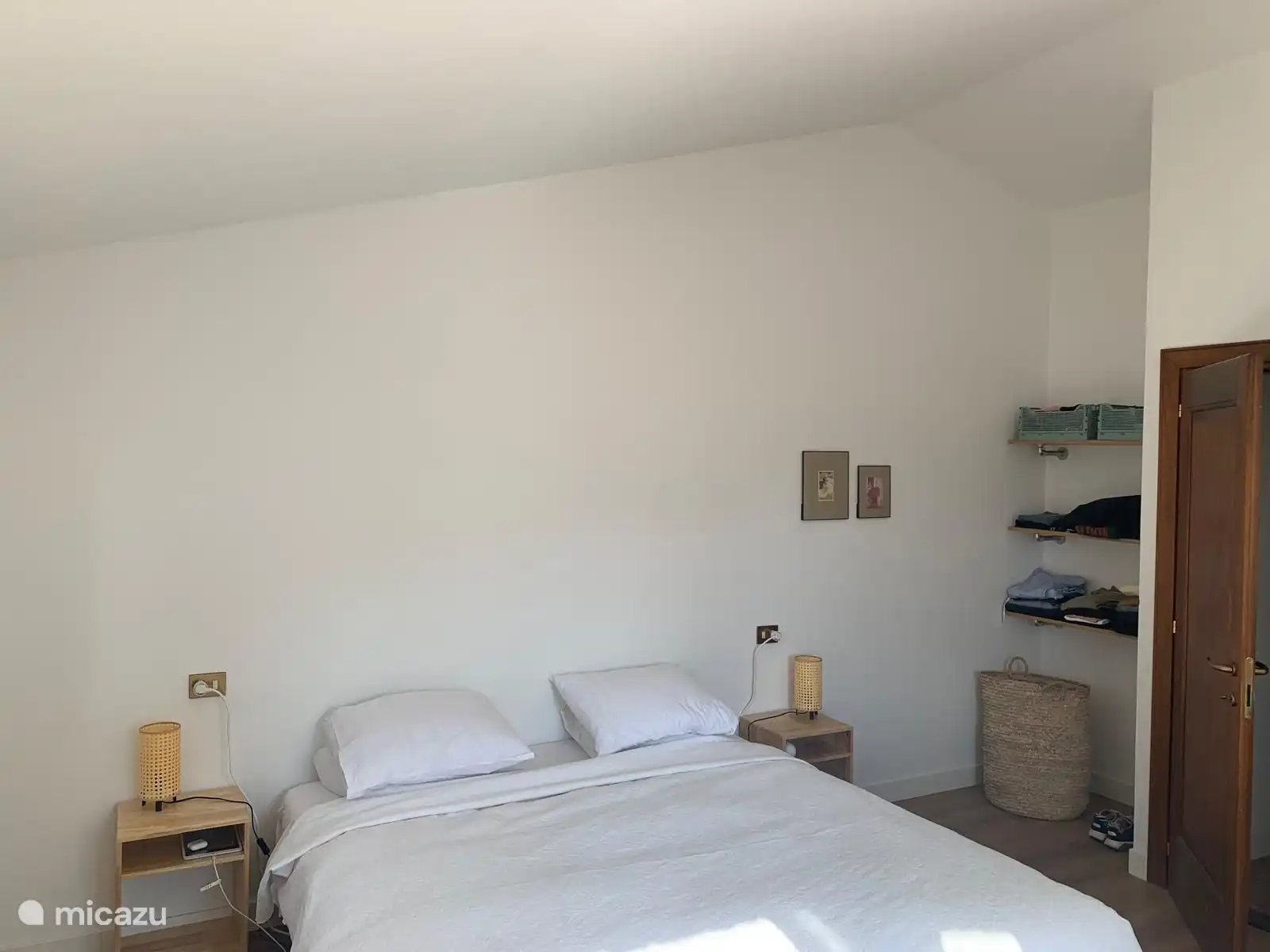 Zeer grote slaapkamer met kingsize boxspring