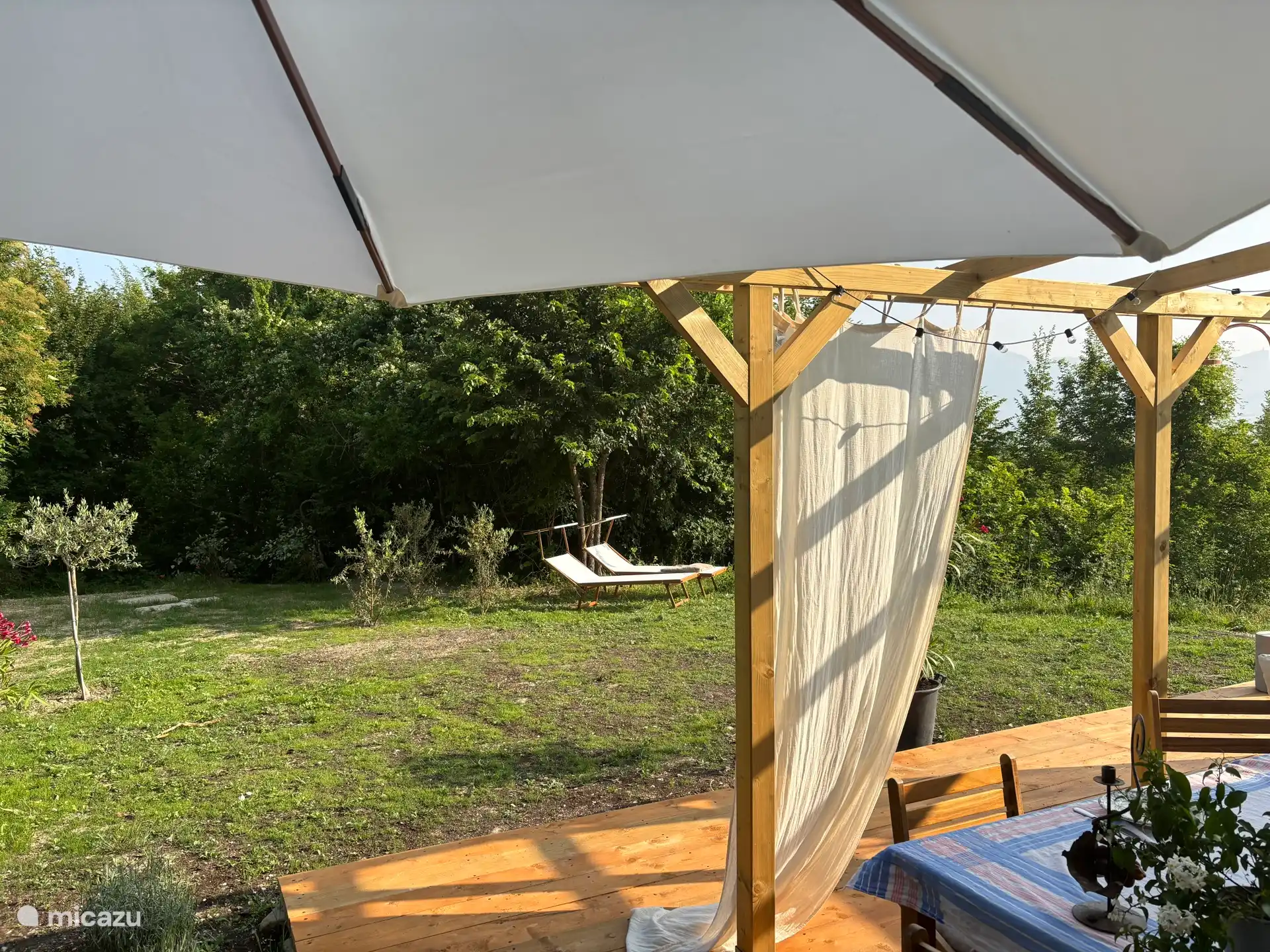 Achtertuin met 4 ligbedden