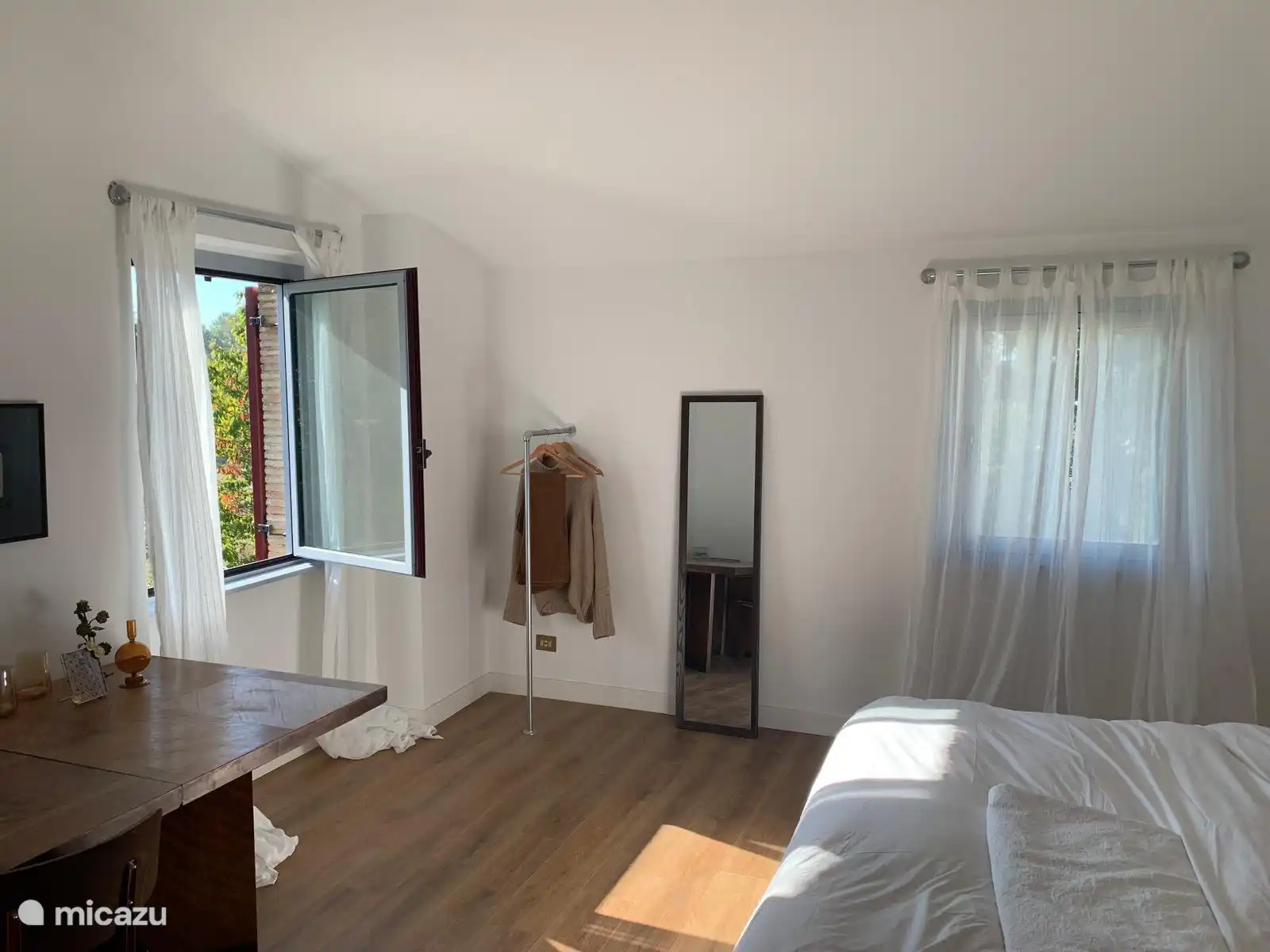 Zeer grote slaapkamer met kingsize boxspring