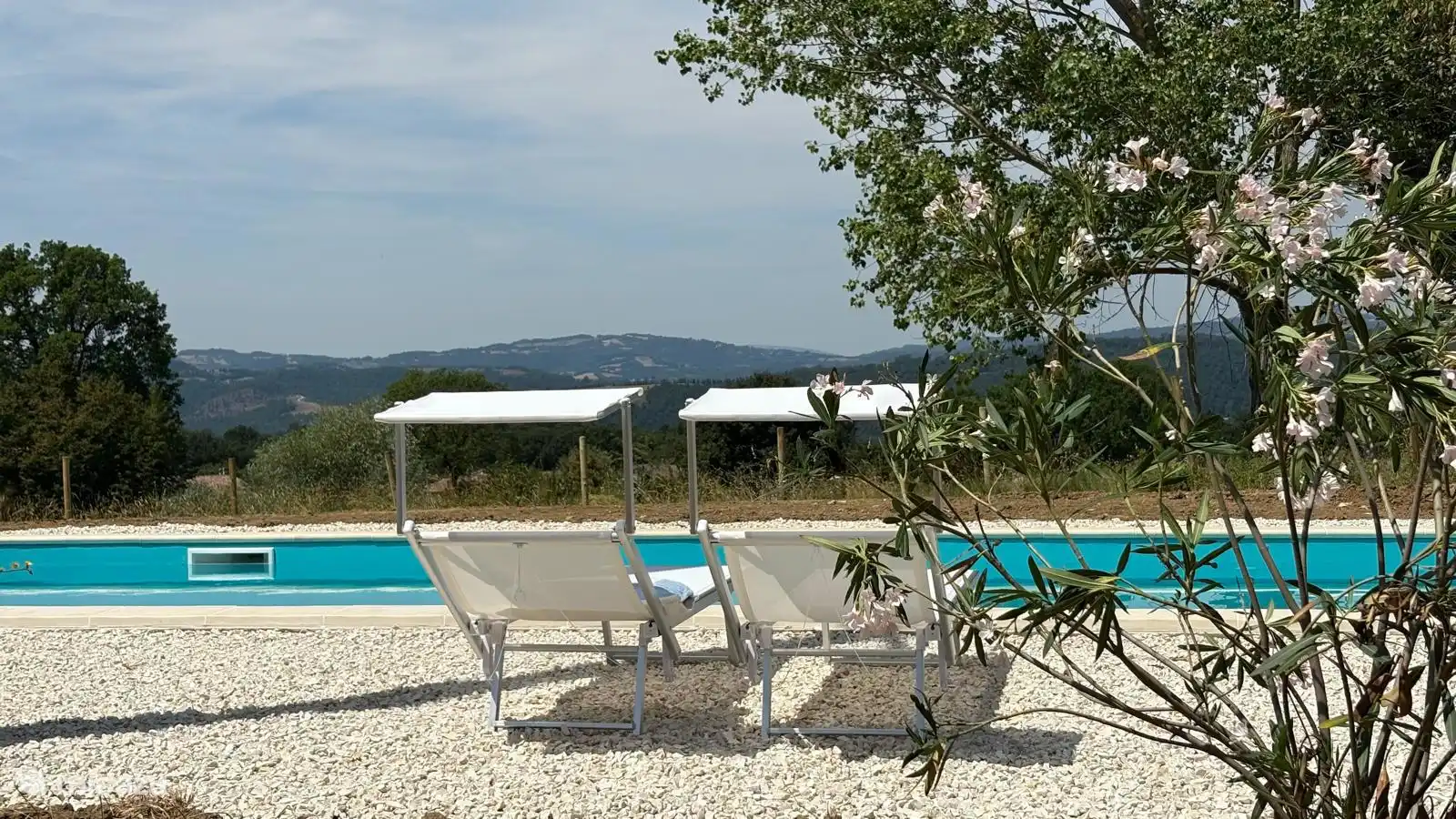 Schwimmbad mit einer Terrasse von 12x4 Metern.