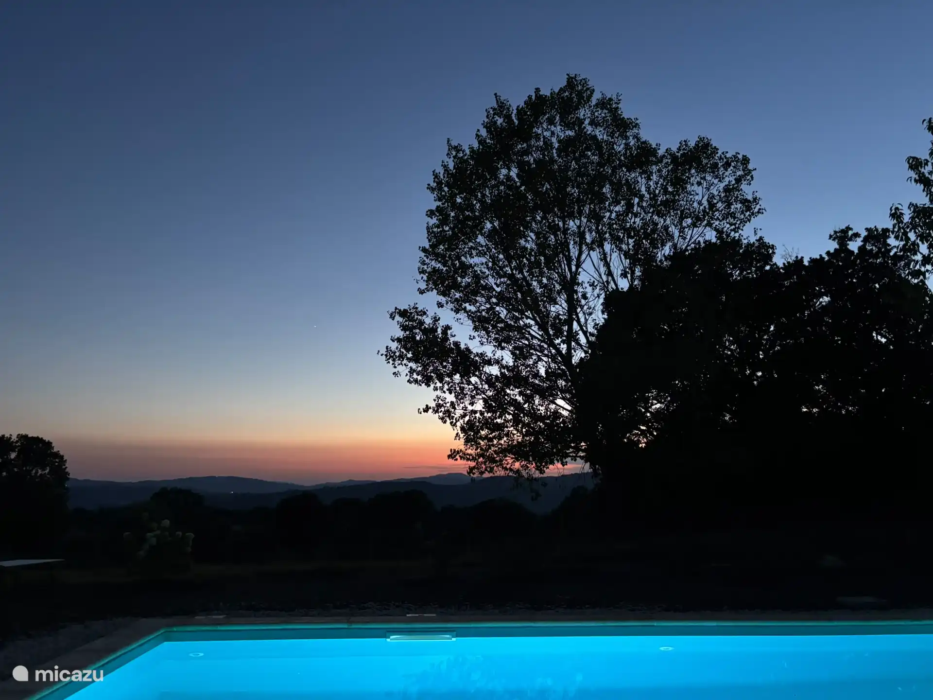 Schwimmbecken bei Sonnenuntergang