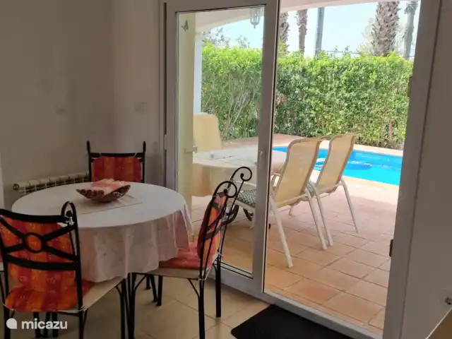 Chalet con piscina en la calle en España, Costa Cálida, Torre Pacheco - villa Mesa de comedor con vistas a la terraza y a la piscina