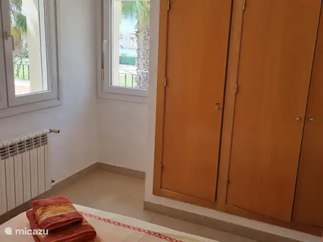 Chalet con piscina en la calle en España, Costa Cálida, Torre Pacheco - villa Armario empotrado en el dormitorio principal y ventana con vistas al campo