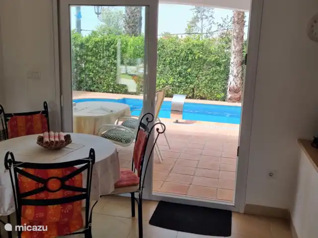 Chalet con piscina en la calle en España, Costa Cálida, Torre Pacheco - villa Vista desde la sala de estar al jardín