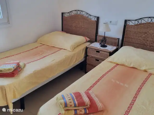 Chalet con piscina en la calle en España, Costa Cálida, Torre Pacheco - villa Dormitorio con 2 camas individuales, armario empotrado