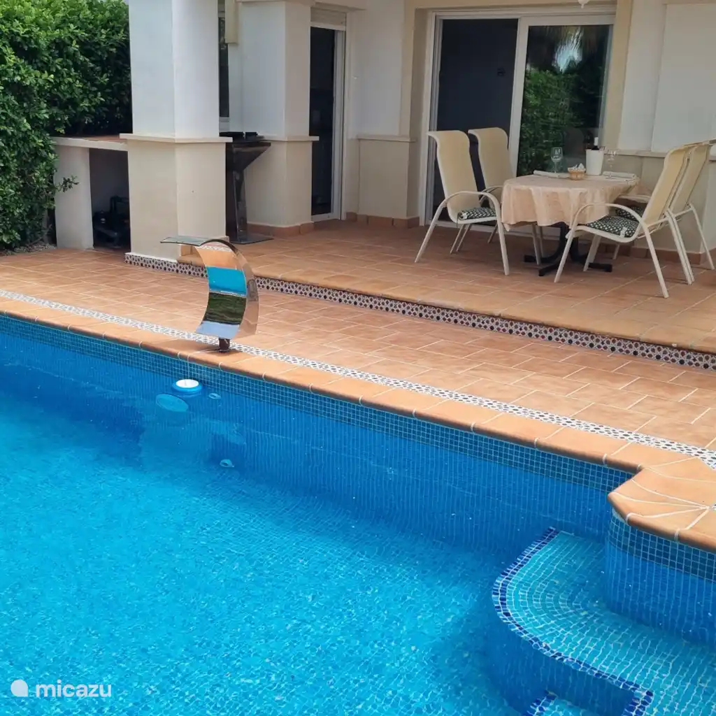 Villa met zwembad aan de fairway