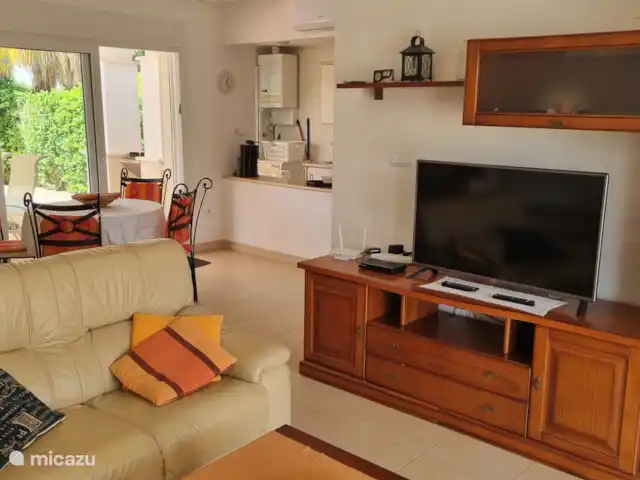 Chalet con piscina en la calle en España, Costa Cálida, Torre Pacheco - villa Sala de estar con vistas a TV, sofá, mesa de comedor, cocina y terraza