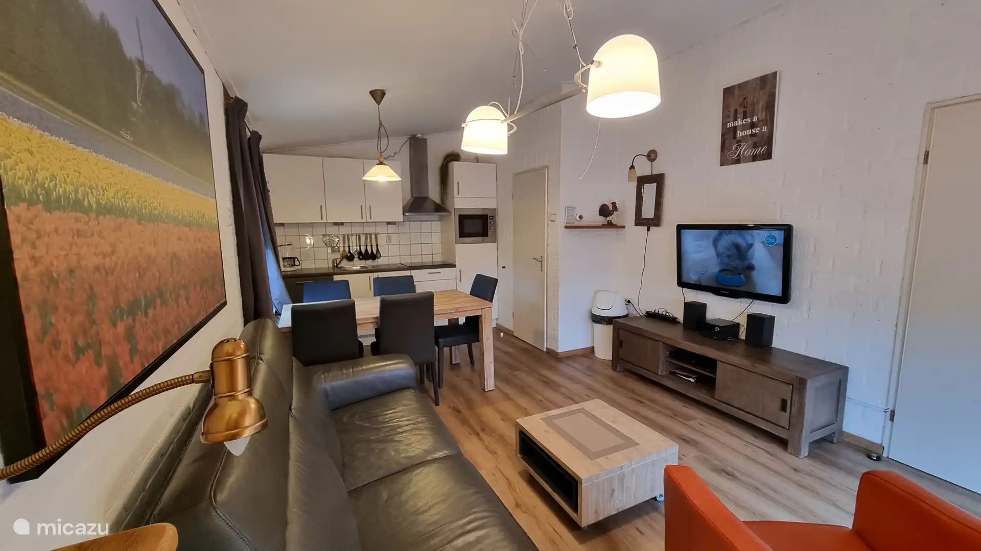 Wohnzimmer mit offener Küche