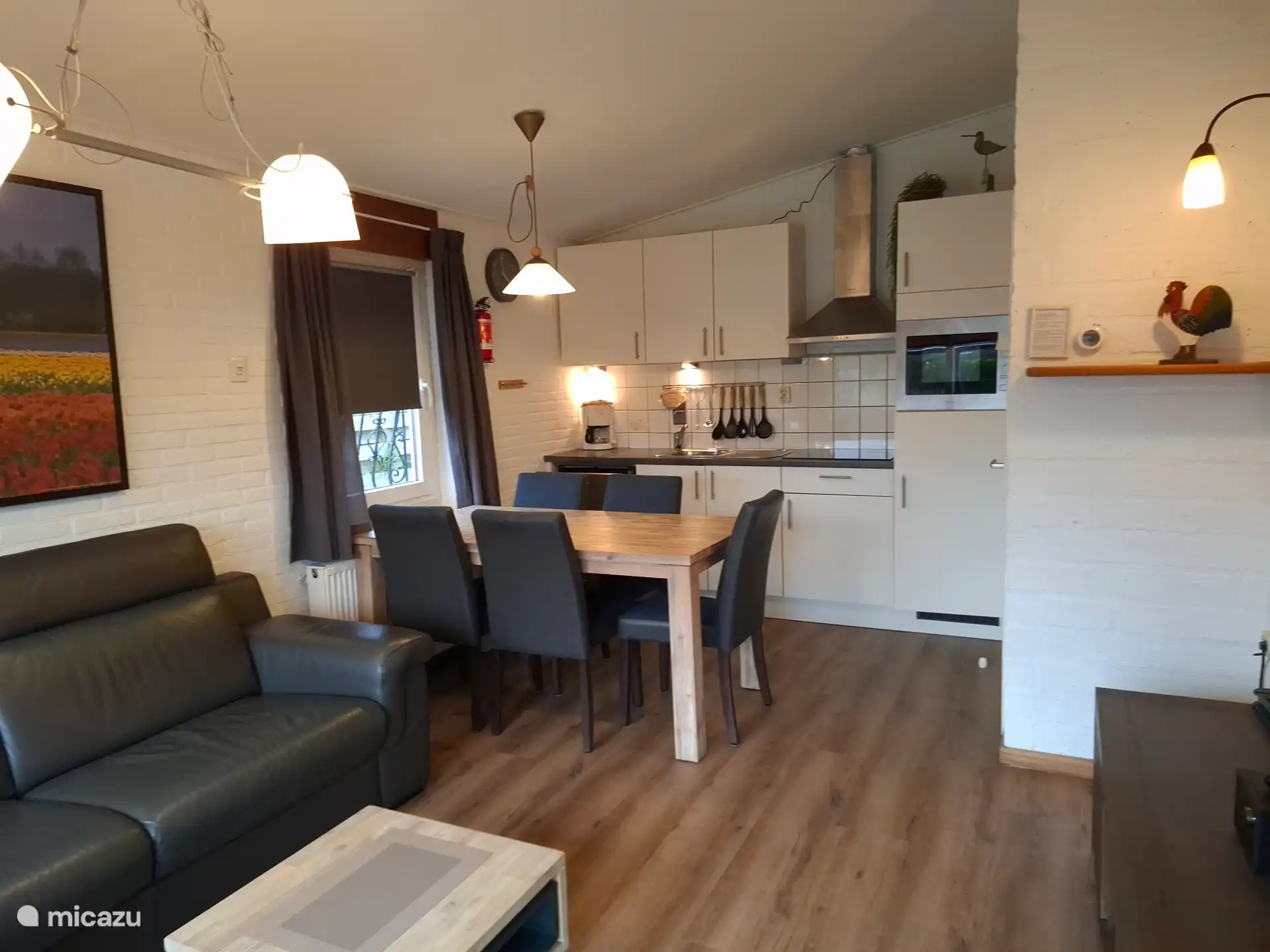 Wohnzimmer und offene Küche