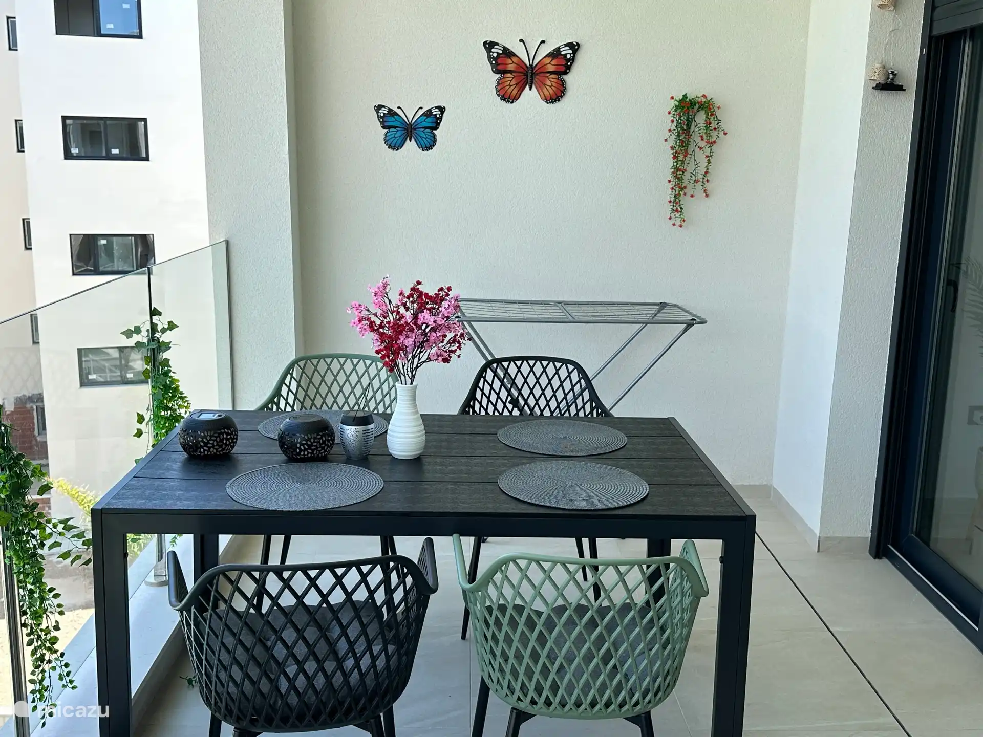 Balcón con mesa de comedor