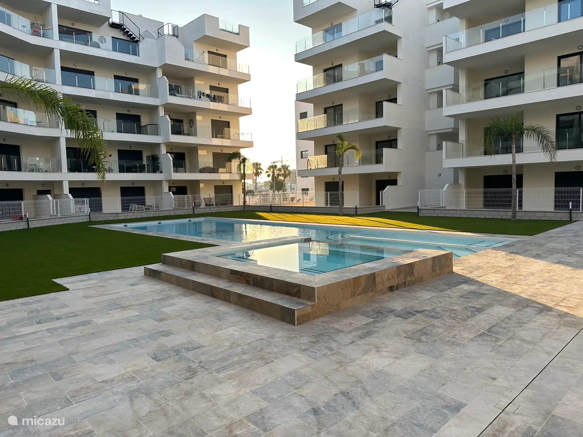 Jacuzzi - Toddler children's pool - Swimming pool - Sunbathing area - Outdoor shower