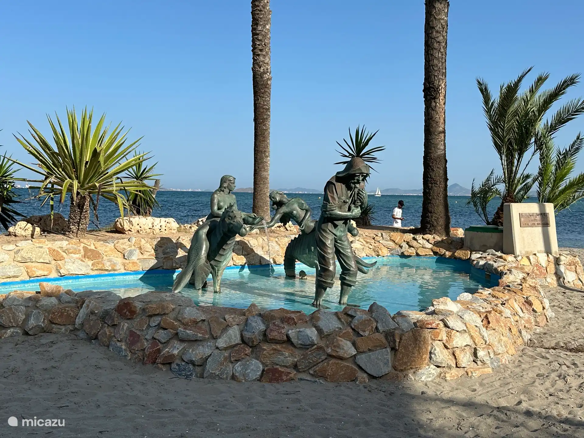 Statue of the fishermen on the promenade in Los Alcázares 