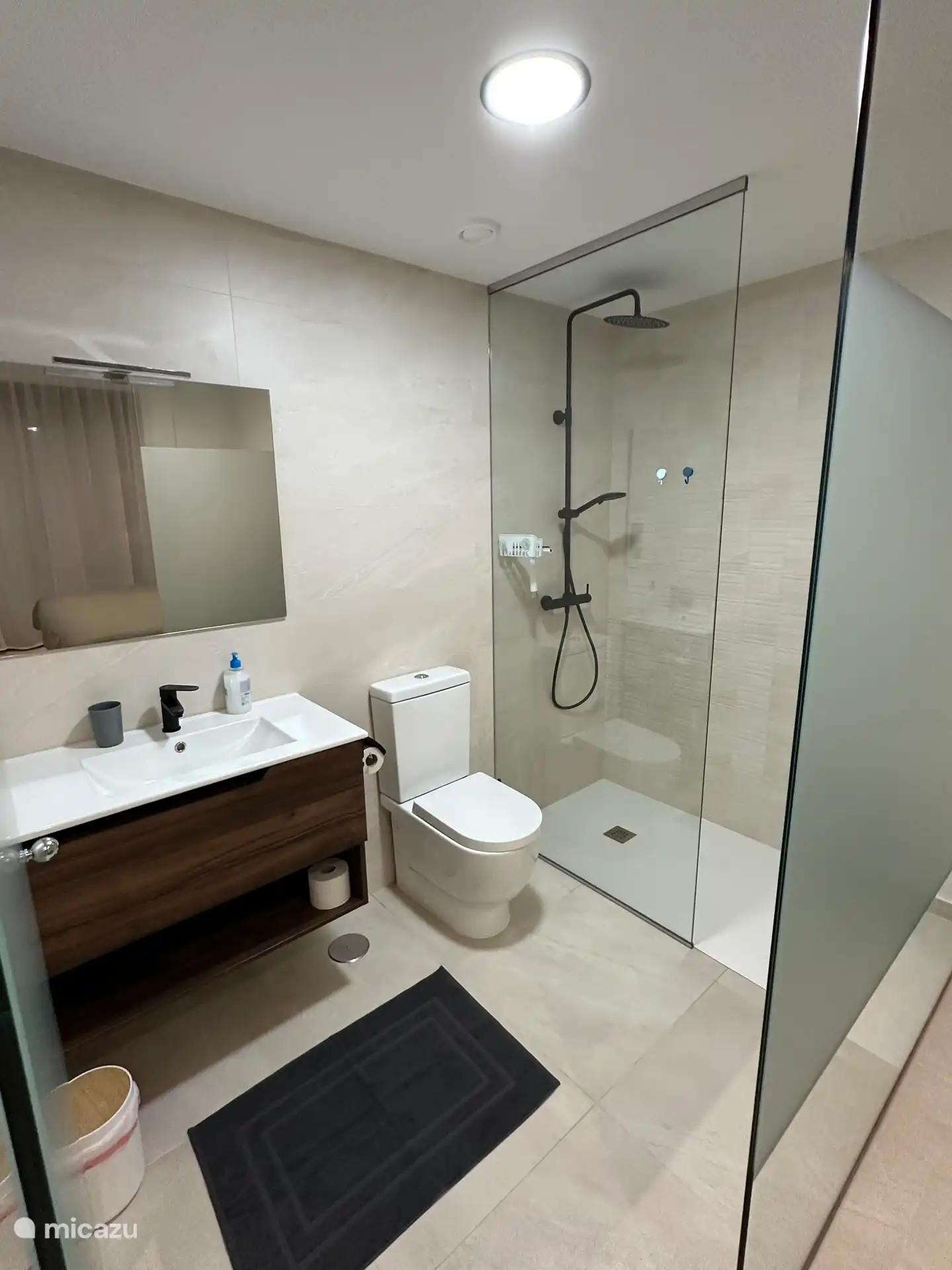 Baño-1 (en suite) al dormitorio-1 con WC y ducha a ras de suelo-ducha de lluvia 