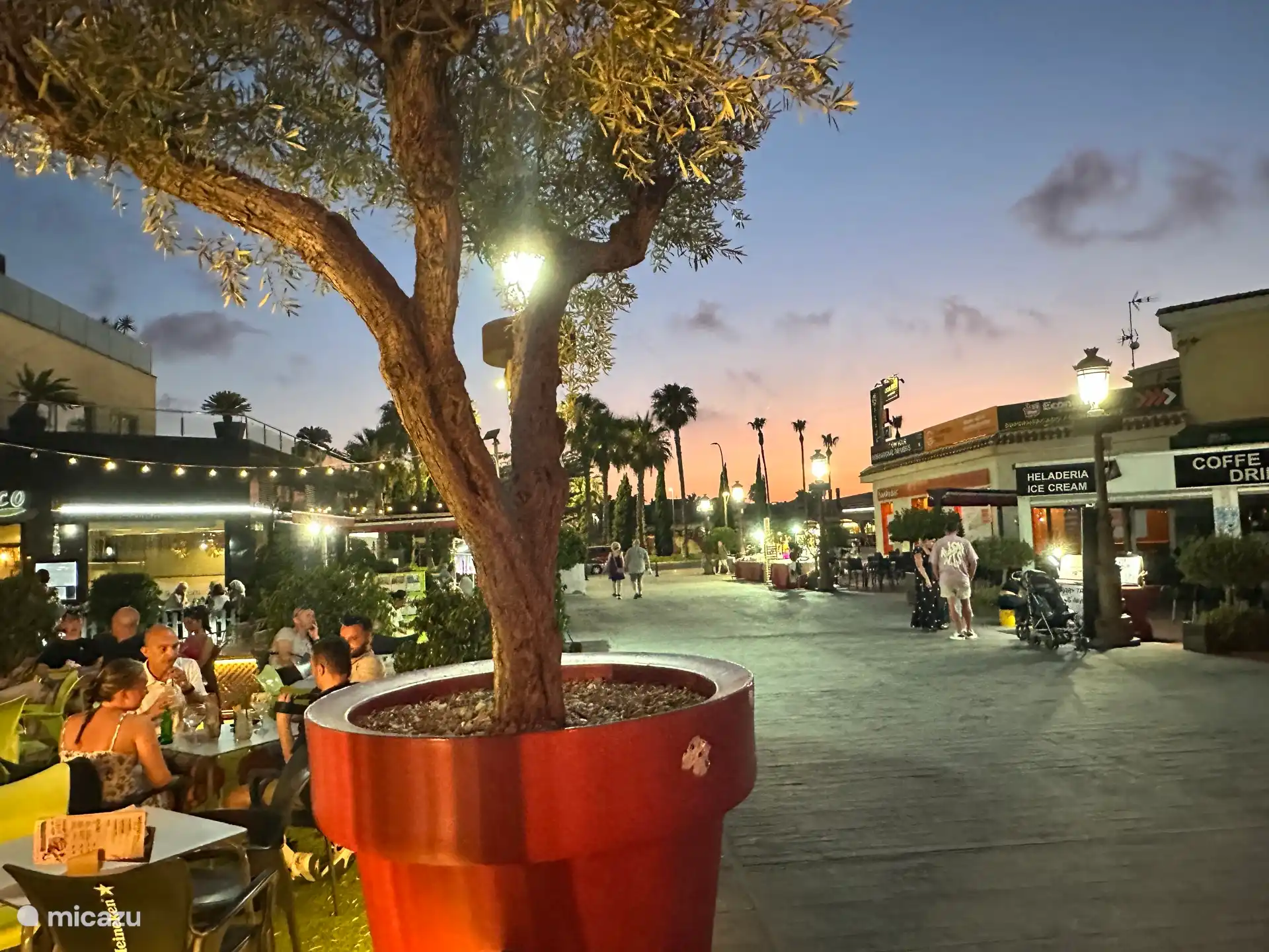 Av. Río Nalón
Acogedores restaurantes, terrazas, cafeterías, tiendas.