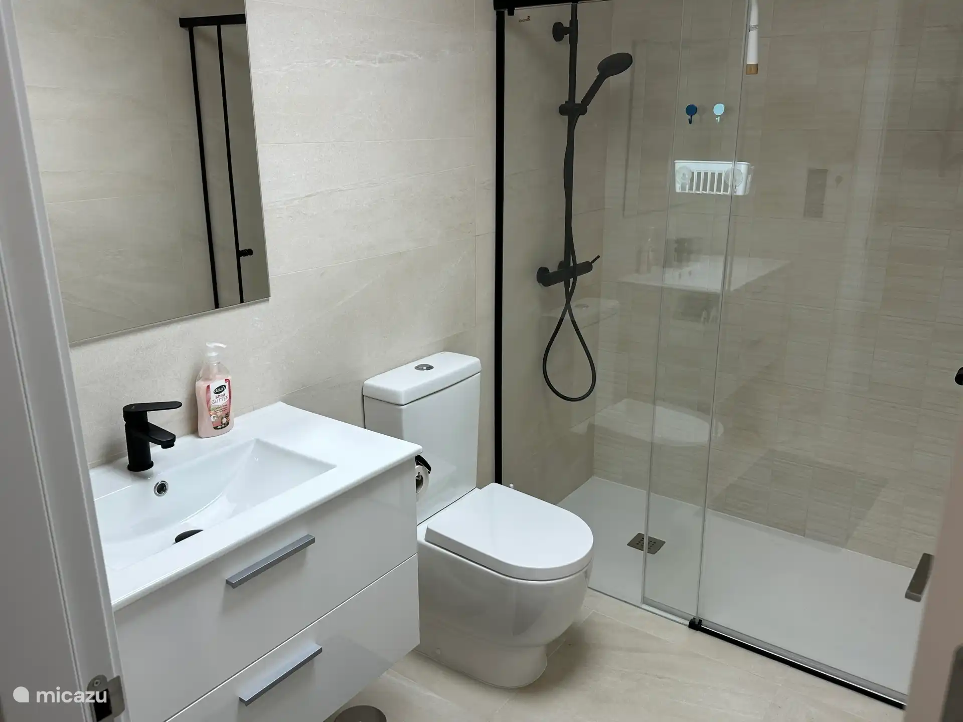 Cuarto de baño 2 con WC y ducha a ras de suelo-ducha de lluvia 