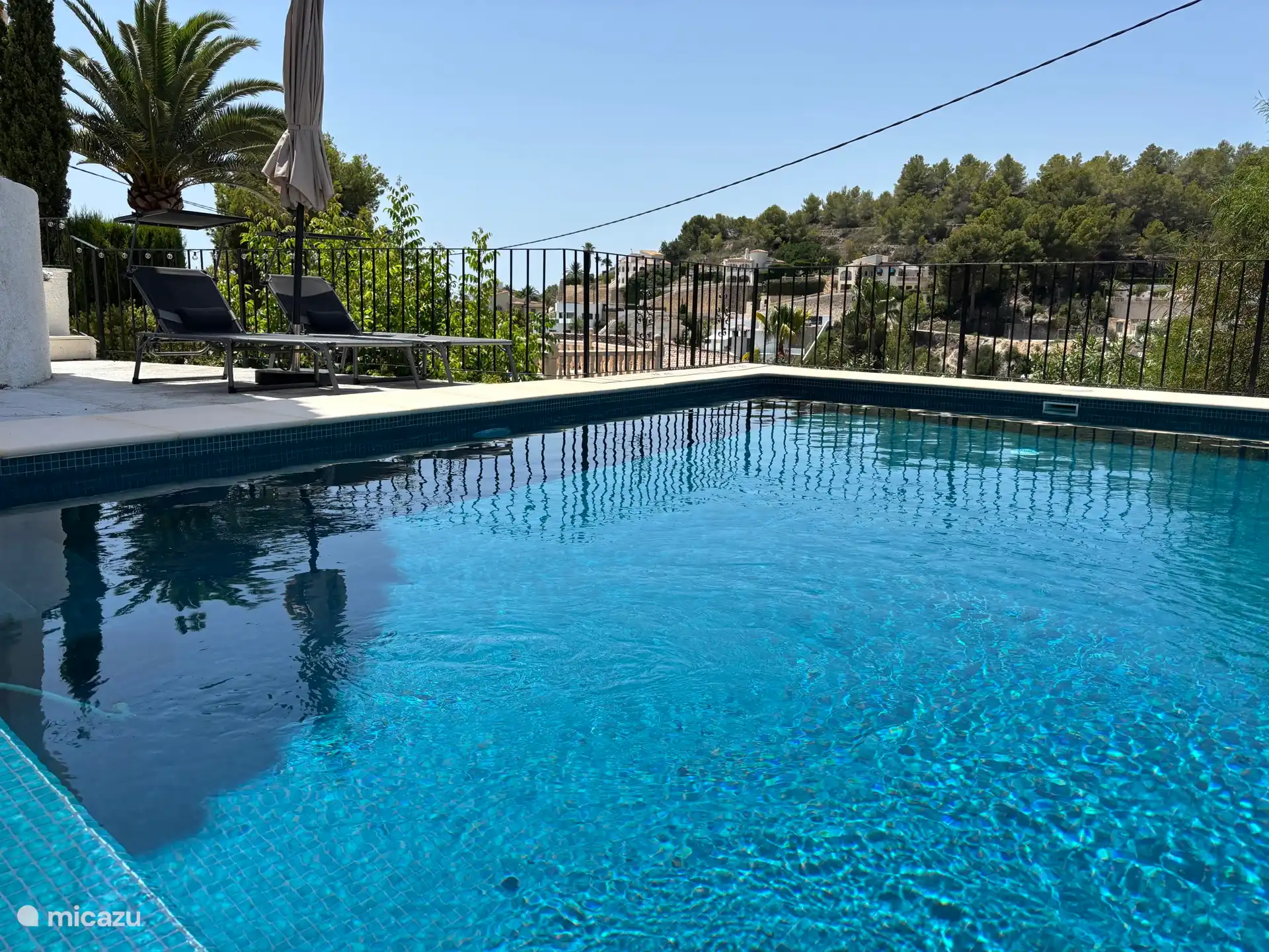 Ligbedden aan het zwembad om te genieten van zon, uitzicht en rust