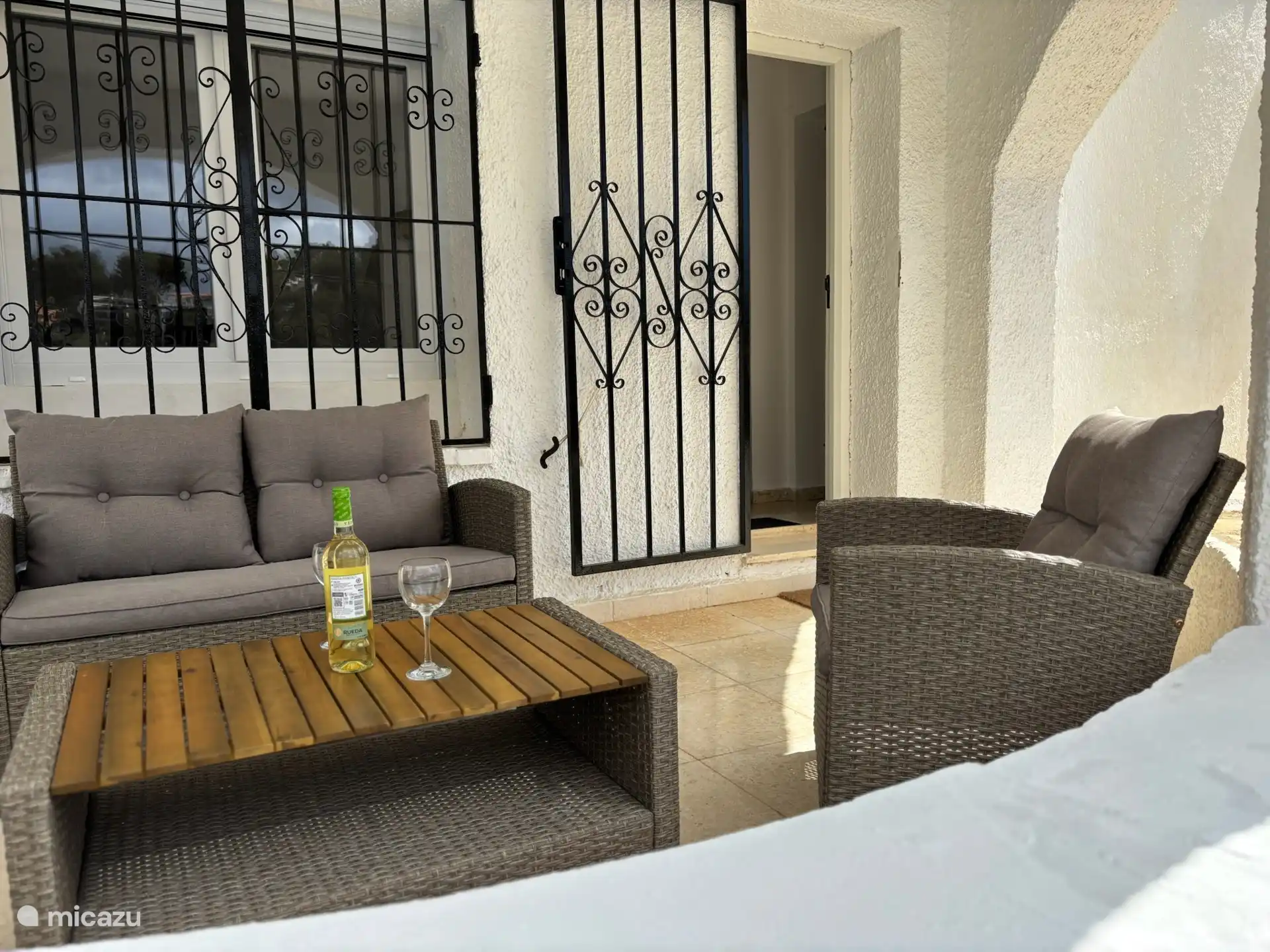 Heerlijk overdekt terras voor het appartement. Vanaf het terras geweldig uitzicht op Montemar en Privé Zwembad