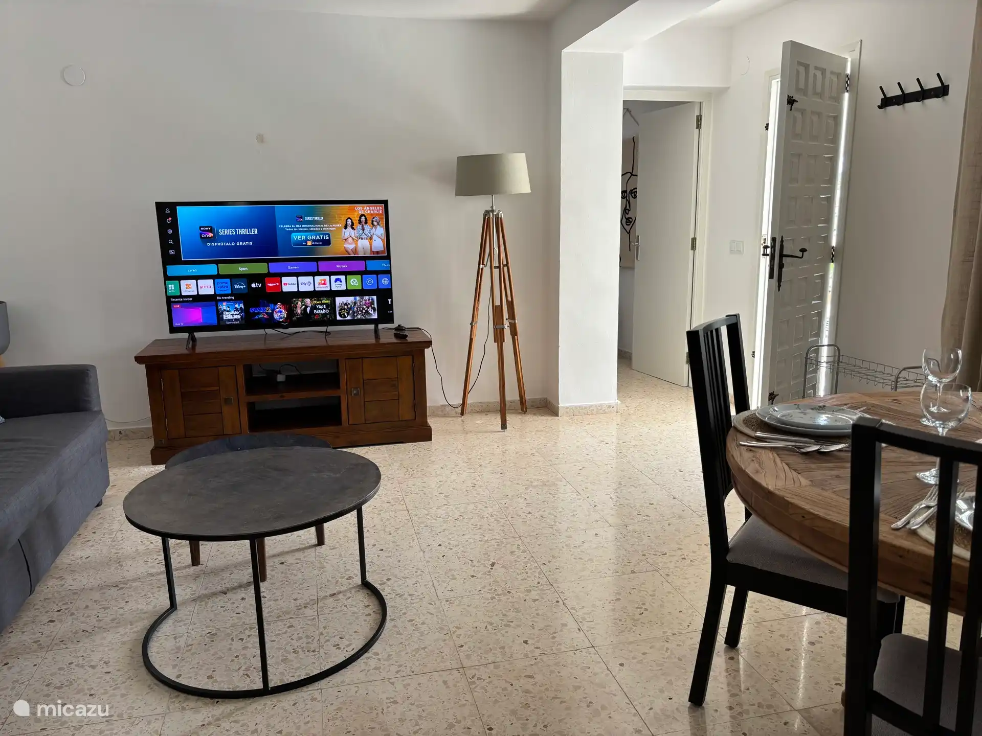 Woonkamer met Smart TV en WiFi