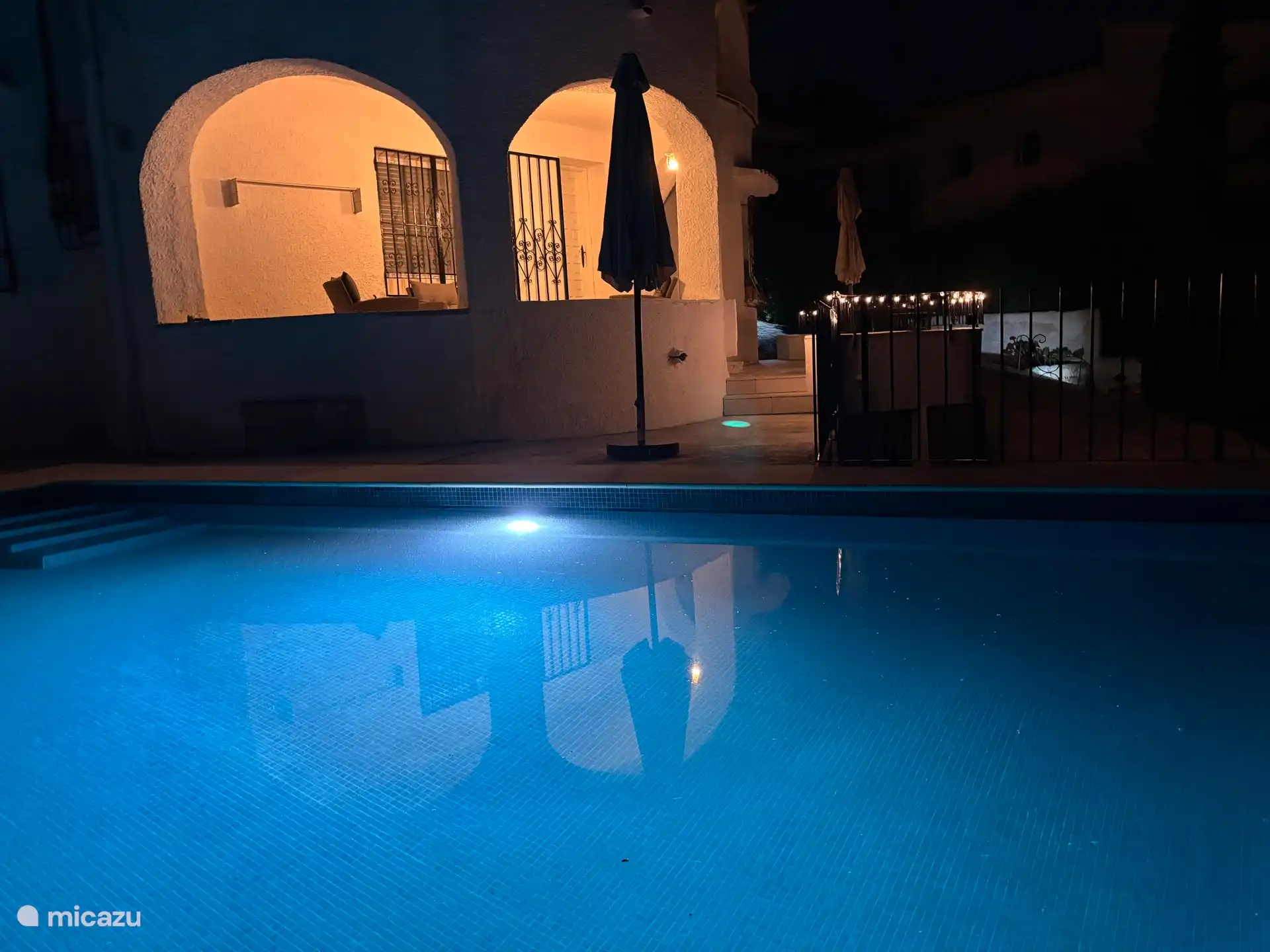 Zwembad verlichting in de avond 