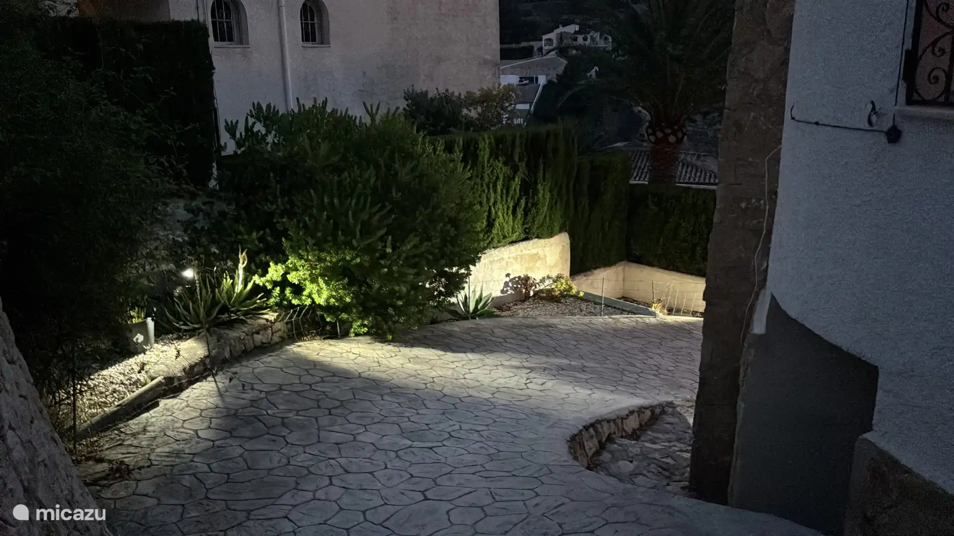 Verlichting buiten langs het appartement 