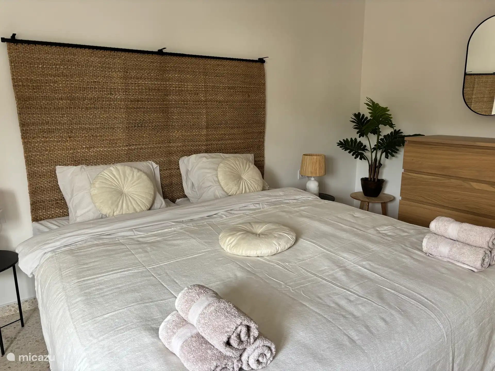 Slaapkamer met twee persoonsbed 