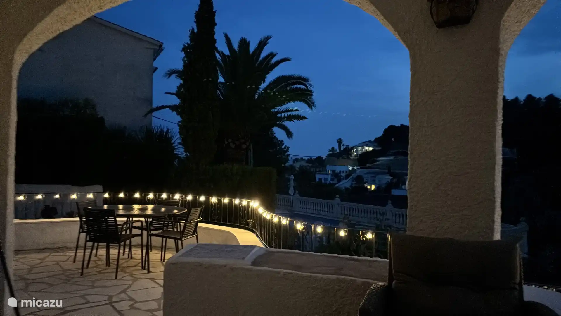 Sfeer verlichting langs het appartement maakt het een waar genot in de avond uren