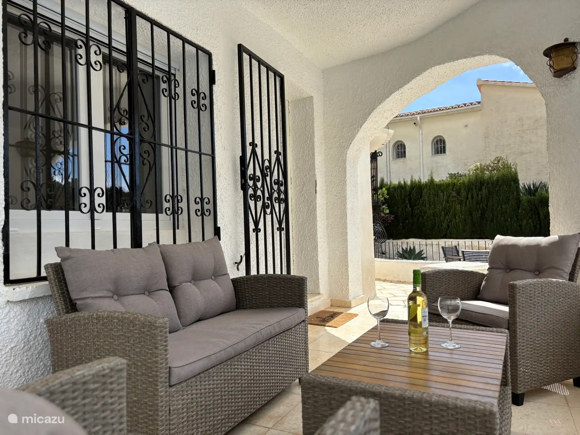 Heerlijk overdekt terras voor het appartement. Vanaf het terras geweldig uitzicht op Montemar en Privé Zwembad 