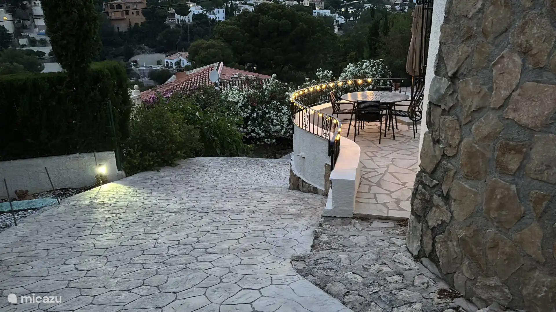 Terras in de avond vanaf de andere kant 