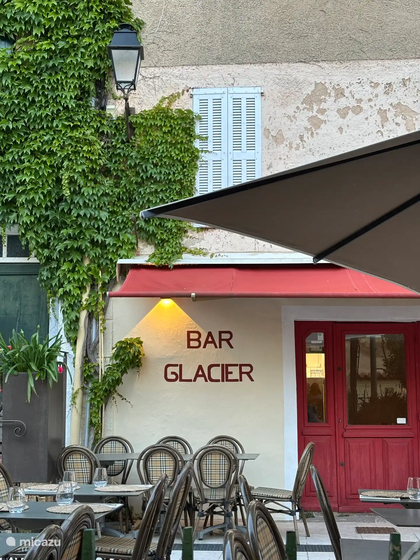 Street scene/restaurant