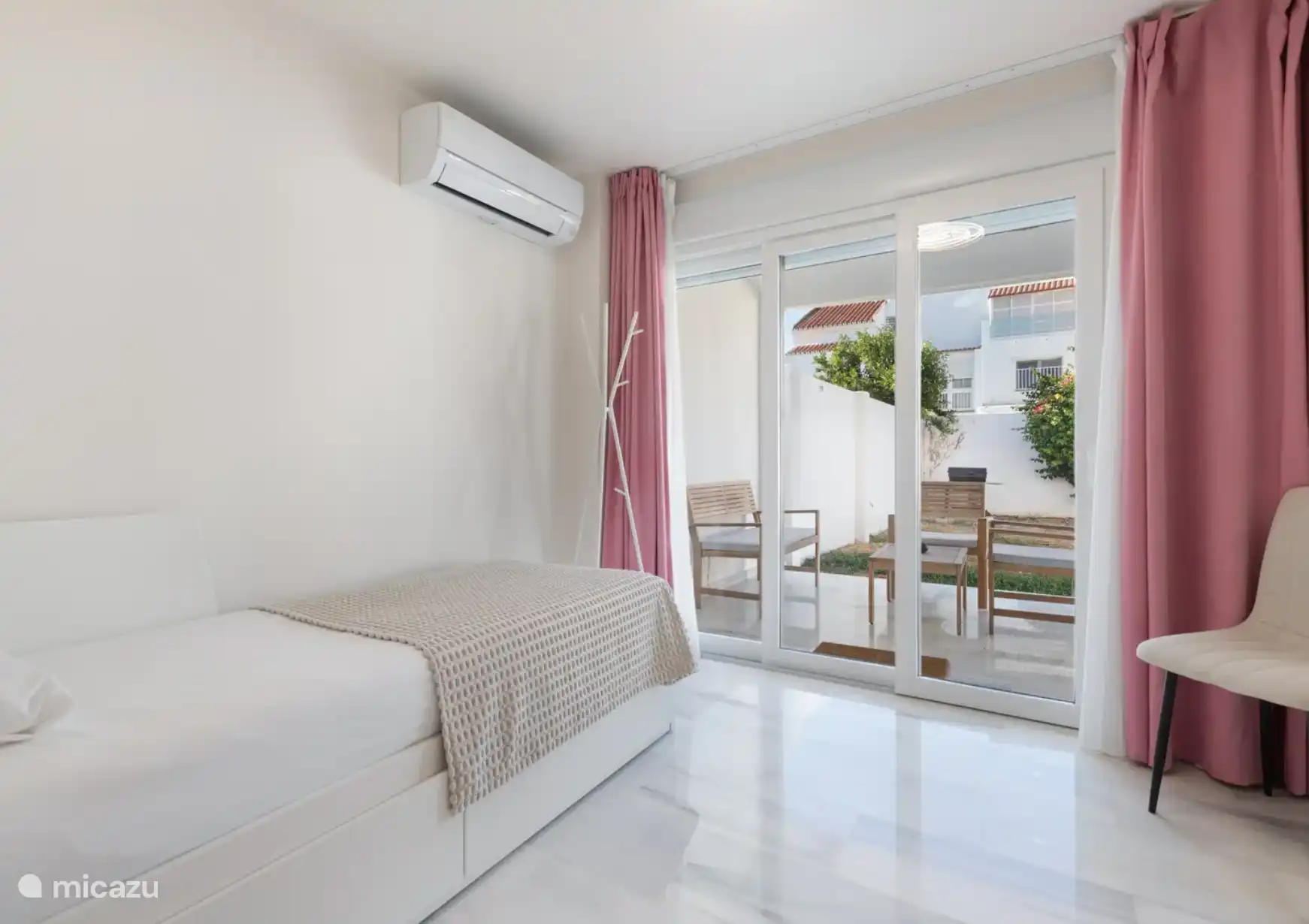 Erdgeschoss, Schlafzimmer Vivianna. Das Bett ist ein Einzelbett von 80x200, kann 160x200 sein. Angrenzend ein Badezimmer.