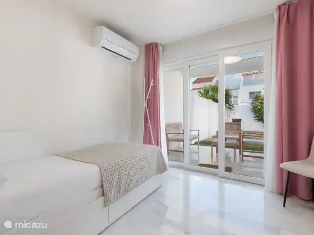 Luxe groot huis, Guadalmar Malaga huren in Spanje, Costa del Sol, Málaga - villa Begane grond, slaapkamer Vivianna. Bed is single 80x200, kan 160x200 worden. Aansluitend een badkamer.
