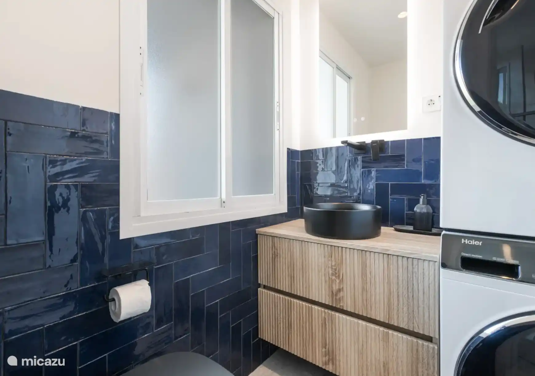 WC, Waschbecken, Waschmaschine und Trockner - Erdgeschoss.