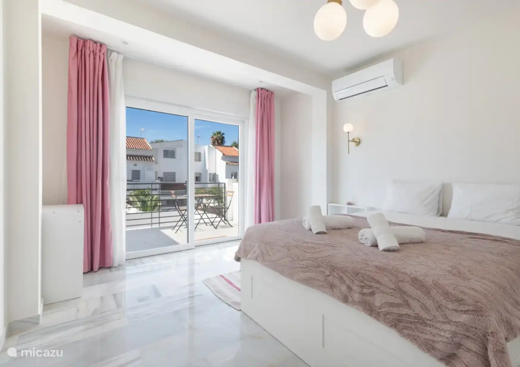 Schlafzimmer Angelina 1. OG 140x200cm Bett + Balkon zum Hinterhof