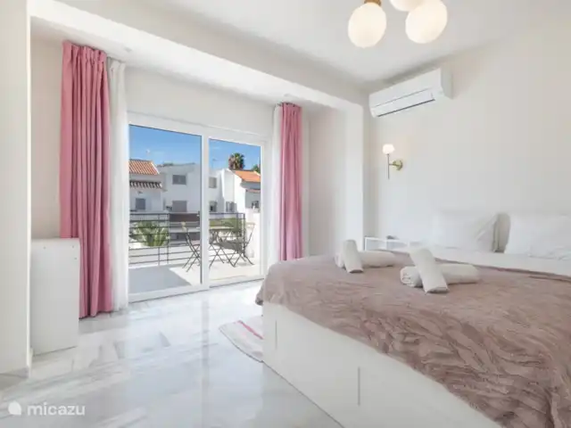 Luxe groot huis, Guadalmar Malaga huren in Spanje, Costa del Sol, Málaga - villa Slaapkamer Angelina 1e verdieping 140x200cm bed + balkon richting achtertuin