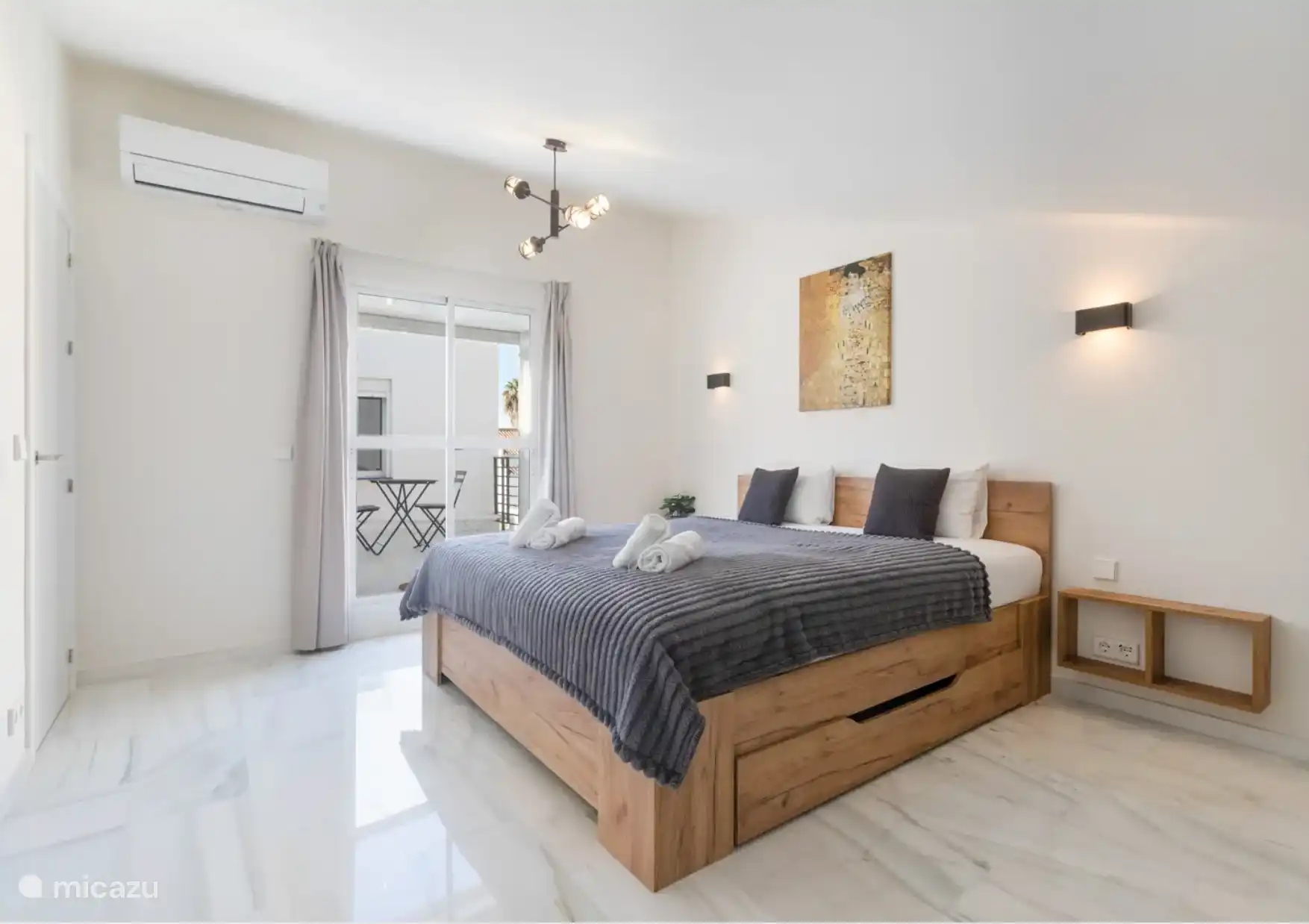 Schlafzimmer Familie 2. Stock mit einem Bett 200x180cm.