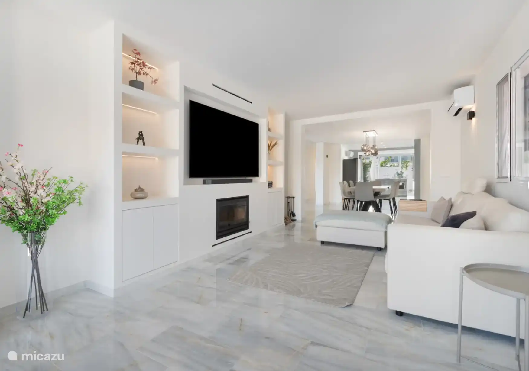 Wohnzimmer mit 4k 85 TV und Kamin