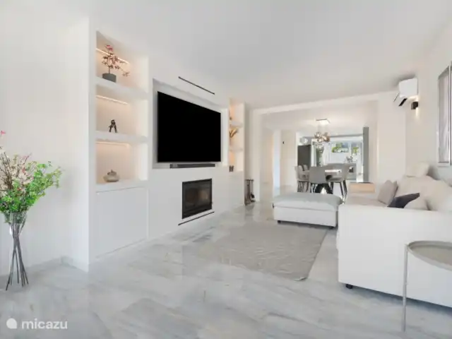 Luxe groot huis, Guadalmar Malaga huren in Spanje, Costa del Sol, Málaga - villa woonkamer met 4k 85 TV en openhaard