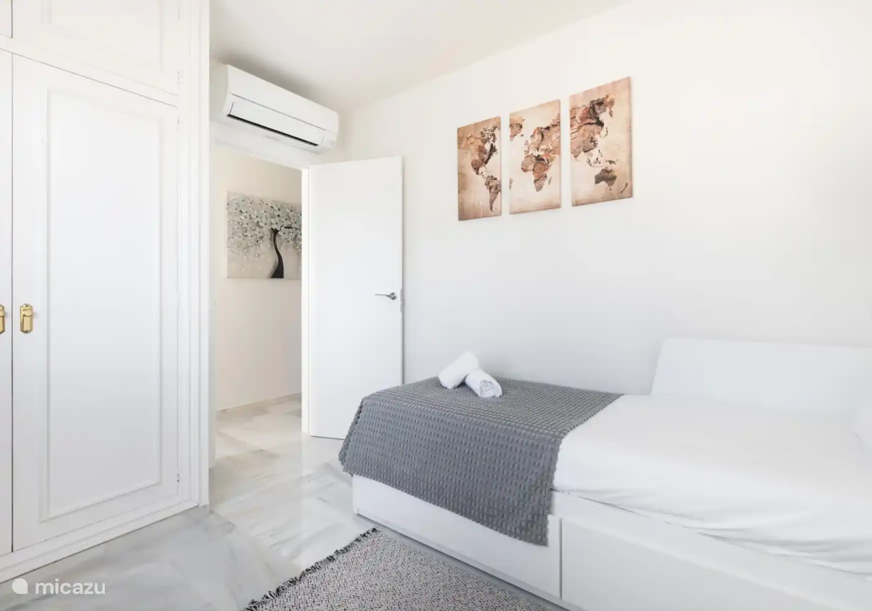 Schlafzimmer Welt - 1. Stock - Bett ist Einzelbett 80X200 und erweitert 160x200cm und Einbauschrank - Blick auf den Hinterhof