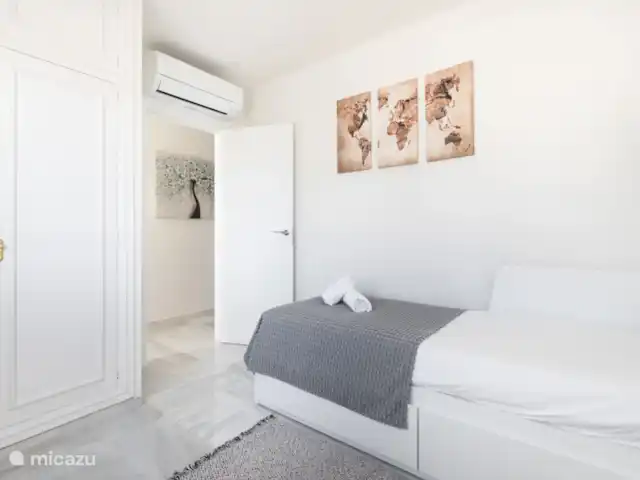Luxe groot huis, Guadalmar Malaga huren in Spanje, Costa del Sol, Málaga - villa Slaapkamer world - 1e verdieping - bed is single 80X200 en uitgebreid 160x200cm en ingebouwde kast - uitzicht achtertuin