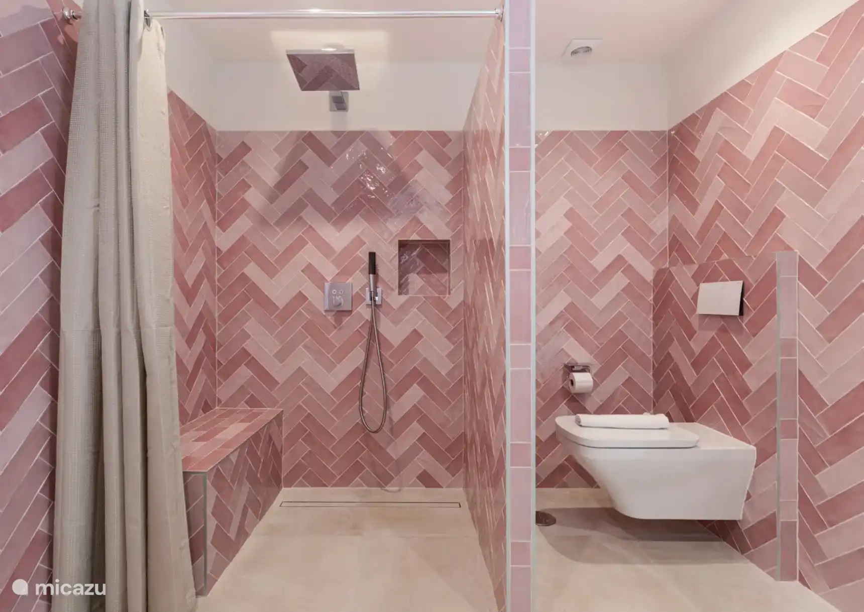 geräumige Dusche und WC - rollstuhlgerecht - angrenzendes Schlafzimmer Vivianna