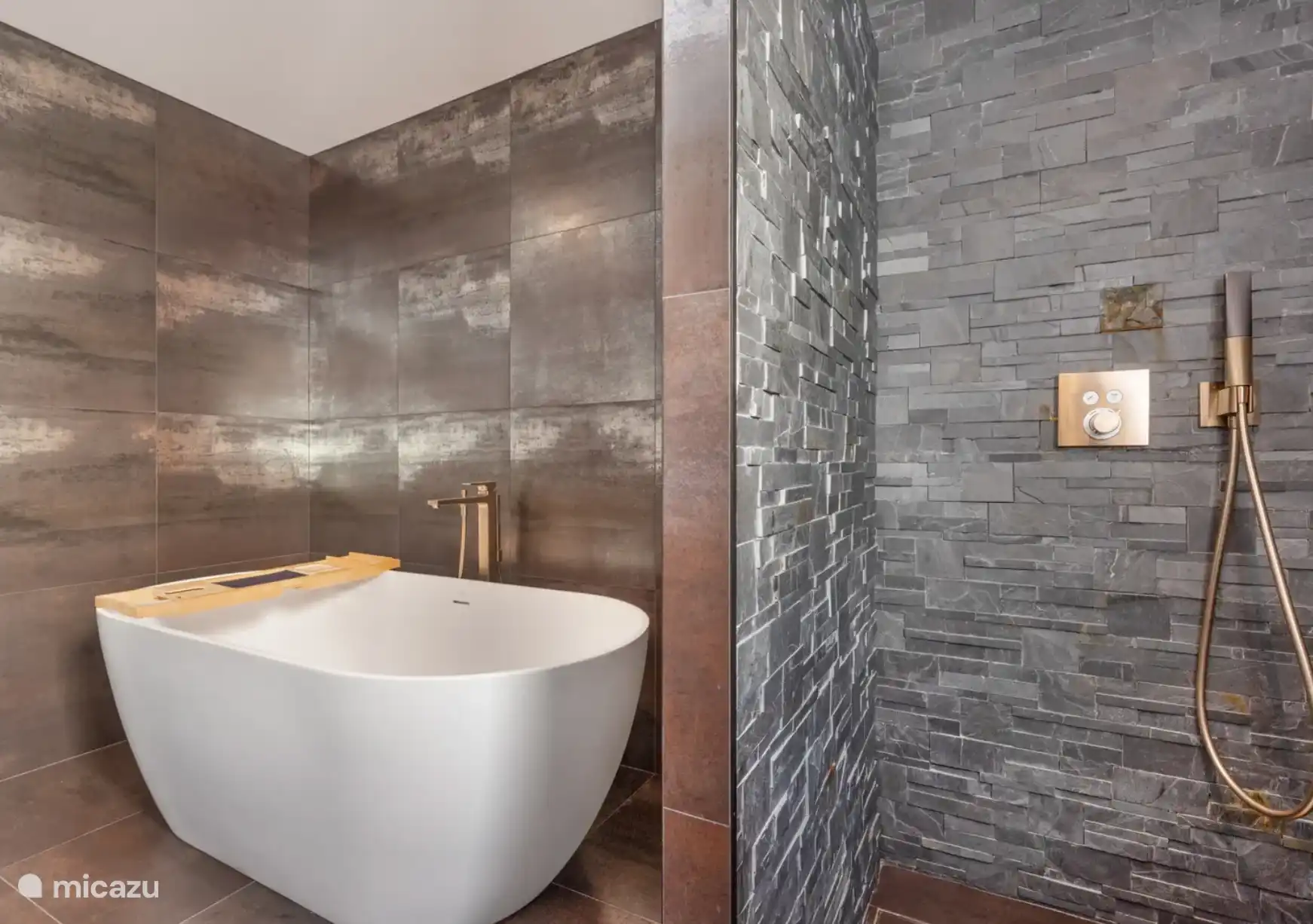 Wie alle Badezimmer, hoher Luxus, aber dieses Badezimmer verfügt über eine freistehende Badewanne. Alle Badezimmer sind mit Hans Grohe Qualitätsgeräten ausgestattet. 