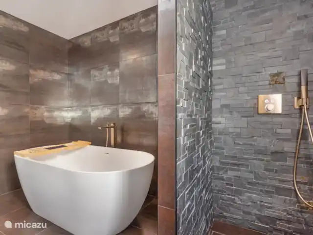 Luxe groot huis, Guadalmar Malaga huren in Spanje, Costa del Sol, Málaga - villa Zoals alle badkamers, hoge luxe maar deze badkamer heeft een vrijstaand bad. Alle badkamers zijn voorzien van Hans Grohe kwaliteitsapparatuur.