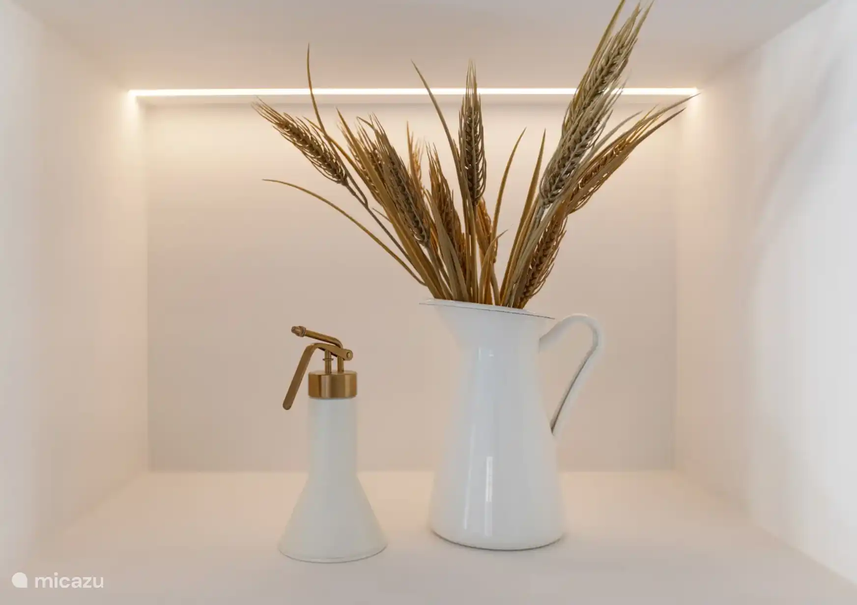 Wir lieben eine schöne Dekoration, deshalb haben wir Gemälde, Kunst, Duftstäbchen und Teppiche.